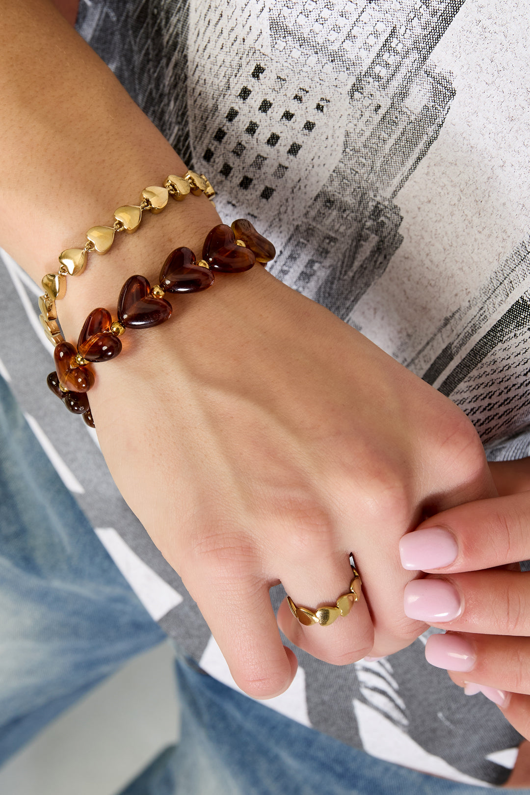 Elastieken hartjes kralenarmband